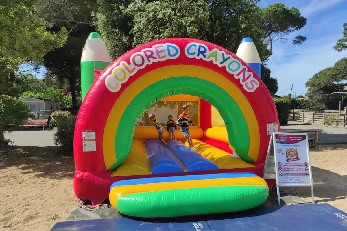 Château Crayon installé pour un anniversaire à Lagord par Des Bonds Délires