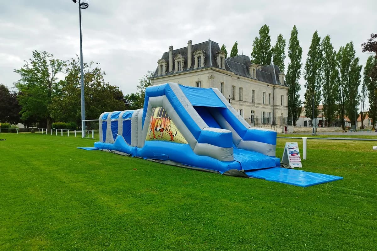 Méga Fort Boyard installé pour un événement à La Rochelle par Des Bonds Délires