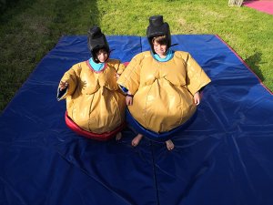 Rire et éclat de rire au sumo enfant
