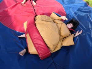 Enfant au sol au jeu de sumo