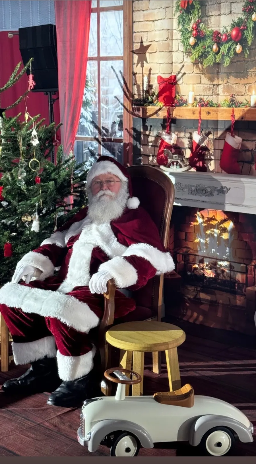 Le vrai Père Noël assis près de la cheminée, vraie barbe blanche