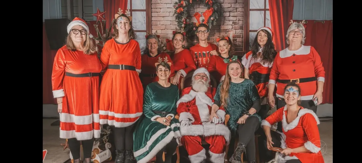 L'équipe de Des Bonds Délires avec le vrai Père Noël