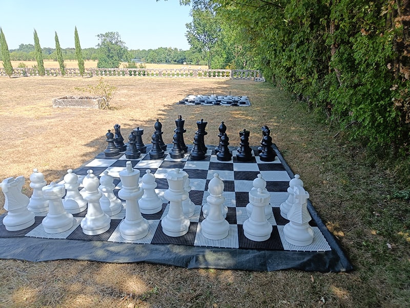 Notre jeu d'échecs géant dans un domaine de mariage