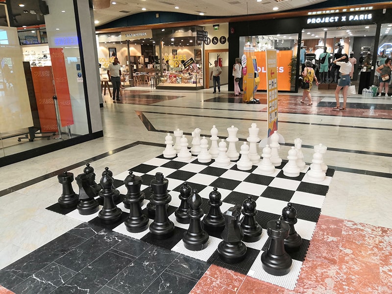 Notre jeu d'échecs géant dans la galerie commerciale de Carrefour Angoulins